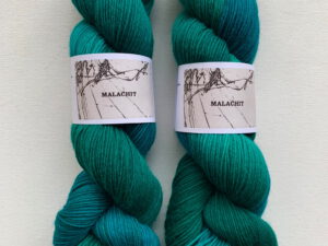 Von Franziska Uhl handgefärbte Sockenwolle auf Atelier Zitron/Trekking 4-fach Fb. Malachit