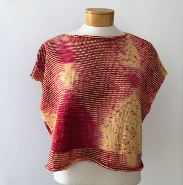 Gestricktes Shirt Sophie aus der von Franziska Uhl handgefärbten Fine Merino - Modell Vanilleeis & Heiße Himbeeren – Bild 2