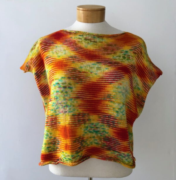 Gestricktes Shirt Sophie aus der von Franziska Uhl handgefärbten Fine Merino - Modell Widad - Liebe und Freundschaft