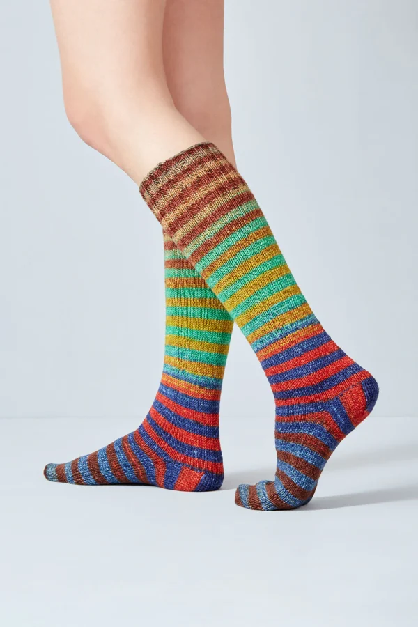 Handgefärbte selbststreifende Sockenwolle von Urth Yarns Uneek Sock Kit 52