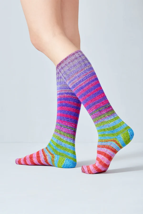 Handgefärbte selbststreifende Sockenwolle von Urth Yarns Uneek Sock Kit 54