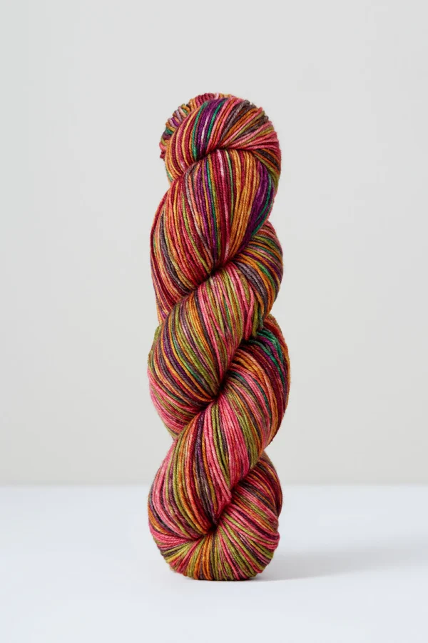 Handgefärbte selbststreifende Merinowolle von Urth Yarns Uneek Fingering 3008