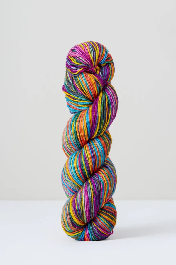 Handgefärbte selbststreifende Merinowolle von Urth Yarns Uneek Fingering 3010