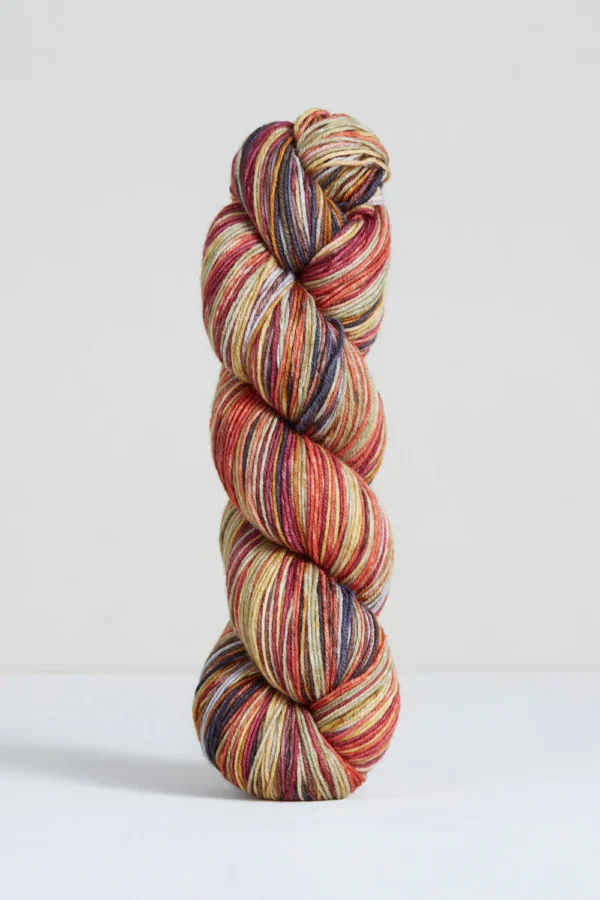 Handgefärbte selbststreifende Merinowolle von Urth Yarns Uneek Fingering 3032
