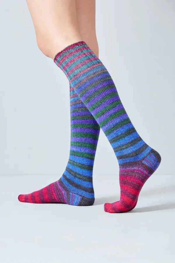 Handgefärbte selbststreifende Sockenwolle von Urth Yarns Uneek Sock Kit 57