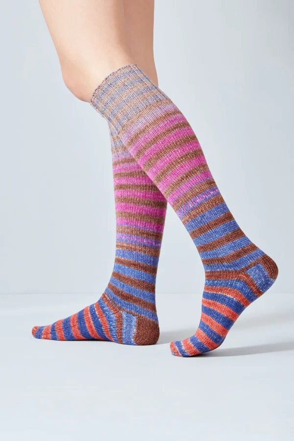 Handgefärbte selbststreifende Sockenwolle von Urth Yarns Uneek Sock Kit 62