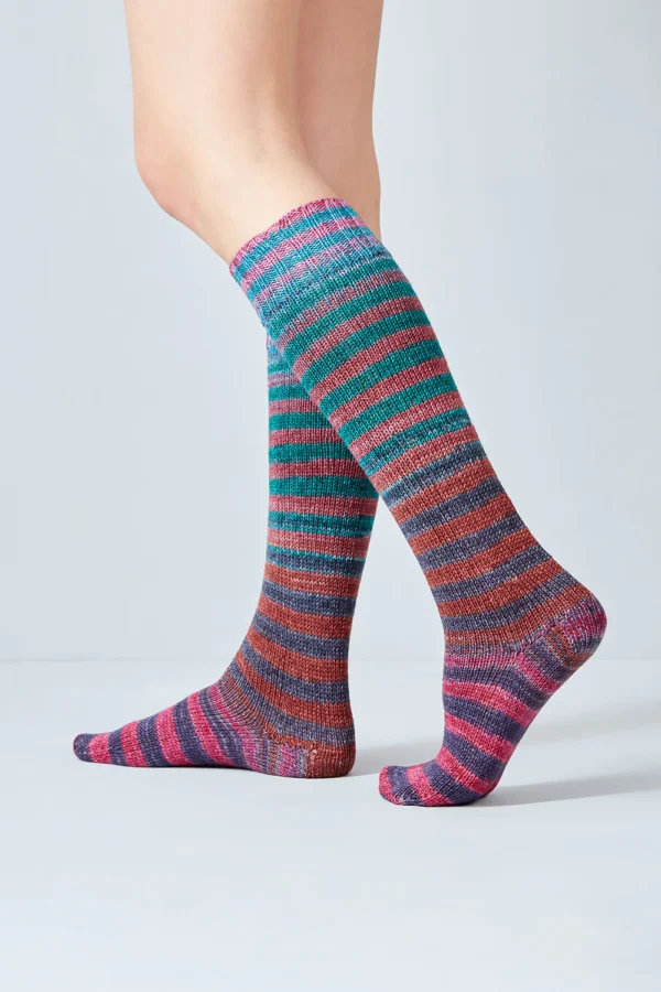Handgefärbte selbststreifende Sockenwolle von Urth Yarns Uneek Sock Kit 63