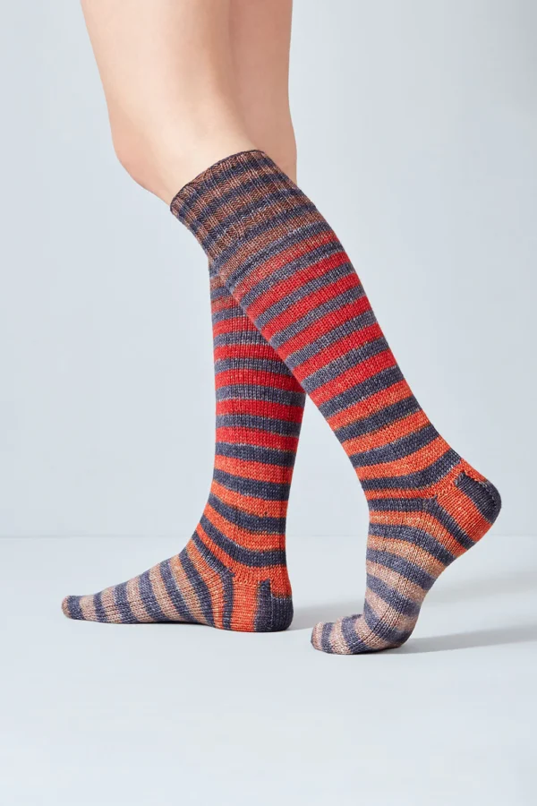 Handgefärbte selbststreifende Sockenwolle von Urth Yarns Uneek Sock Kit 65