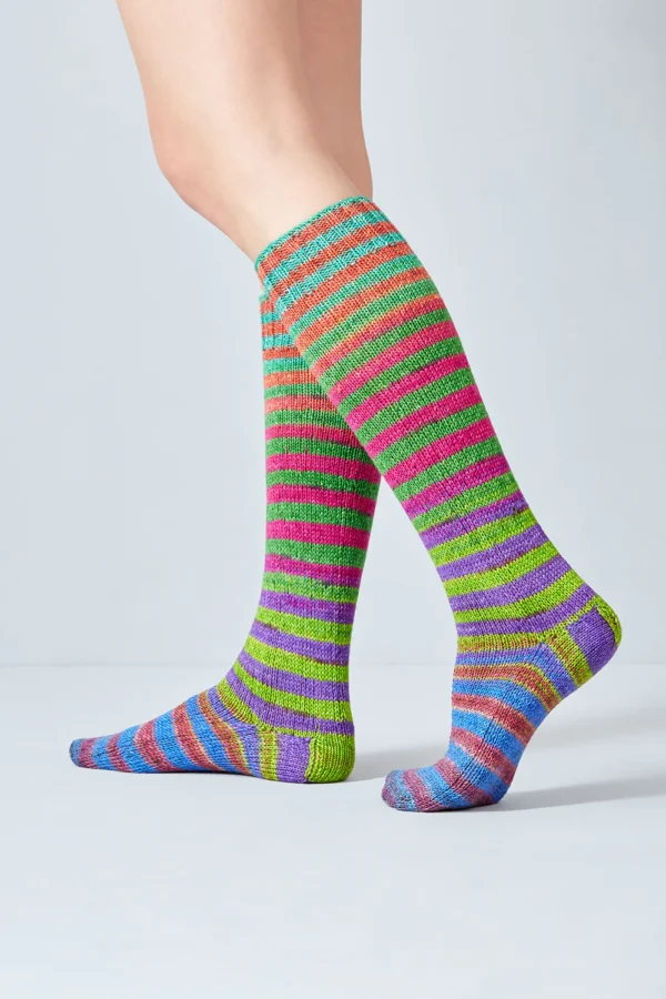 Handgefärbte selbststreifende Sockenwolle von Urth Yarns Uneek Sock Kit 67