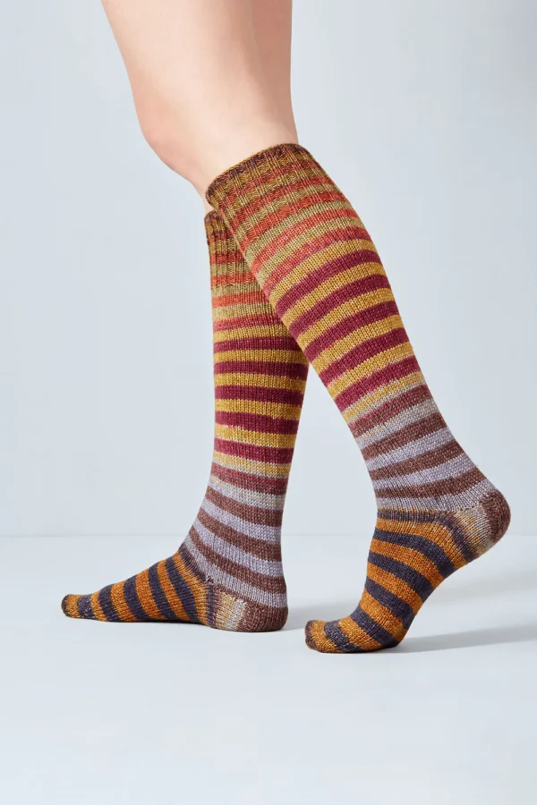 Handgefärbte selbststreifende Sockenwolle von Urth Yarns Uneek Sock Kit 69