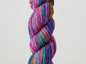 Handgefärbte selbststreifende Merinowolle von Urth Yarns Uneek Fingering 3022