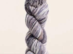 Handgefärbte selbststreifende Merinowolle von Urth Yarns Uneek Fingering 3033