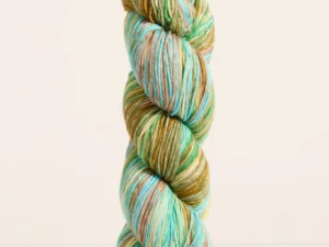 Handgefärbte selbststreifende Merinowolle von Urth Yarns Uneek Fingering 3034