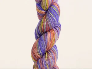 Handgefärbte selbststreifende Merinowolle von Urth Yarns Uneek Fingering 3035