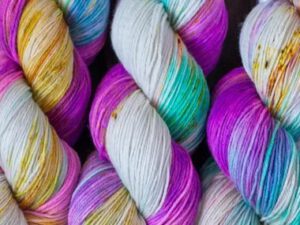 das Mondschaf Hydra handgefärbte Merino-Schurwolle - Love Island