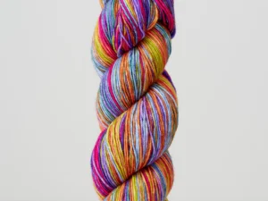 Handgefärbte selbststreifende Merinowolle von Urth Yarns Uneek Fingering 3024