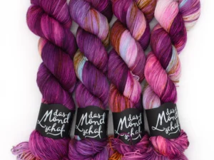 das Mondschaf Hydra handgefärbte Merino-Schurwolle - Orion Nebula